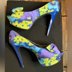 Size 9 Jessica Simpson platform pumps
